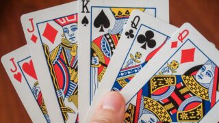トランプのカードを手に持っている様子、カードゲームのイメージ