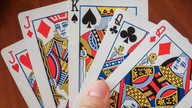 トランプのカードを手に持っている様子、カードゲームのイメージ